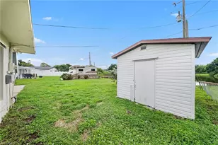 275 Lakeview Dr, North Fort Myers, FL 33917 - Photo 24