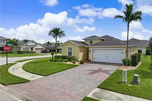 3451 Manati Ct, Cape Coral, FL 33909 - Photo 4