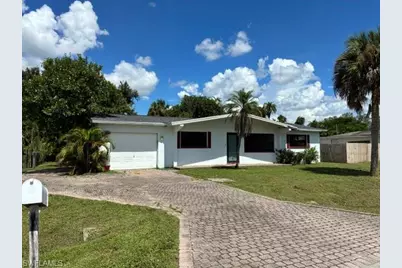 913 Entrada Dr N, Fort Myers, FL 33919 - Photo 2