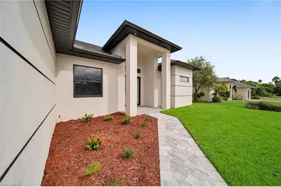 743 Chestnut St E, Lehigh Acres, FL 33974 - Photo 4