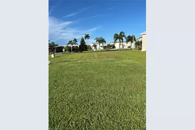 323 Shoreland Dr, Fort Myers, FL 33905 - Photo 4