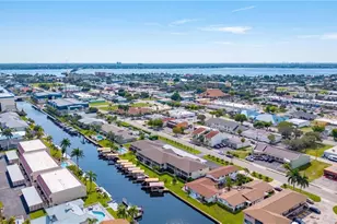 1317 SE 46th Ln, Cape Coral, FL 33904 - Photo 36