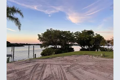 321 Shoreland Dr, Fort Myers, FL 33905 - Photo 4