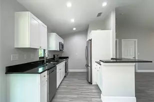919 NE 35th Ln, Cape Coral, FL 33909 - Photo 6