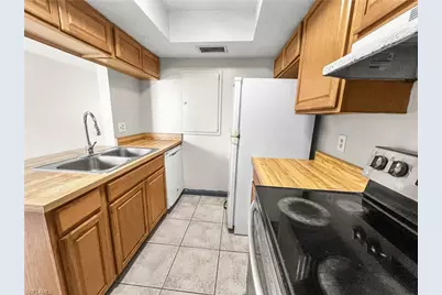 6635 Warwick Cir #4, Fort Myers, FL 33919 - Photo 6