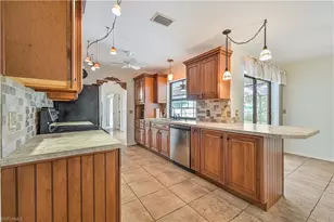 634 SE 32nd St, Cape Coral, FL 33904 - Photo 4