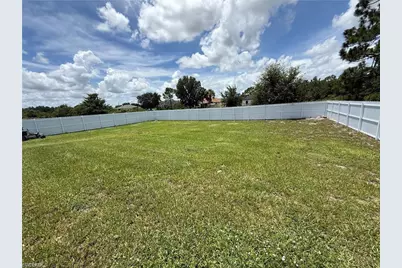 557 Oakshire Ln, Lehigh Acres, FL 33972 - Photo 2
