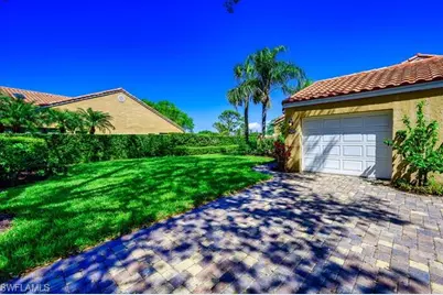 566 Beachwalk Cir, Naples, FL 34108 - Photo 24