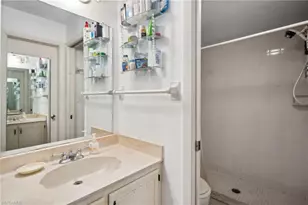 4640 Chantelle Dr, Naples, FL 34112 - Photo 10