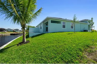 1105 SE 38th St, Cape Coral, FL 33904 - Photo 2