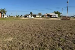 522 NE 15th Terrace, Cape Coral, FL 33909 - Photo 4