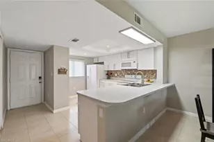 138 Cypress Way E, Naples, FL 34110 - Photo 4