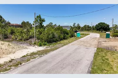 421 Yolanda St, Lehigh Acres, FL 33972 - Photo 4