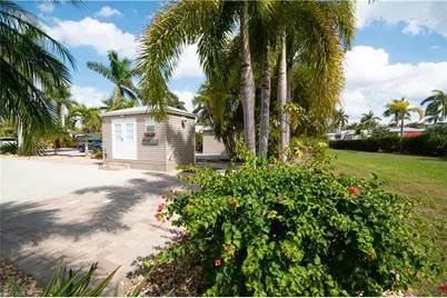 10216 Yellowtop Trl, Fort Myers, FL 33905 - Photo 4