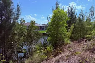 1812 SW 28th Ln, Cape Coral, FL 33914 - Photo 2