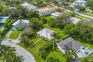 895 11th St N, Naples, FL 34102 - Photo 6