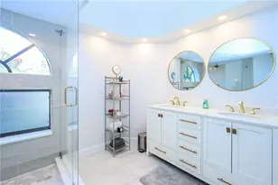 586 Beachwalk Cir, Naples, FL 34108 - Photo 18