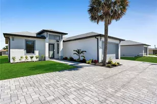 1002 NE 7th Ave, Cape Coral, FL 33909 - Photo 2