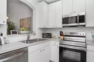 7805 Woodbrook Cir, Naples, FL 34104 - Photo 4