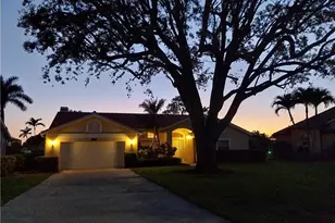 449 Dundee Ct, Naples, FL 34104 - Photo 2