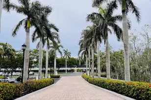 425 Cove Tower Dr, Naples, FL 34110 - Photo 2