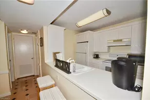 555 Park Shore Dr, Naples, FL 34103 - Photo 4