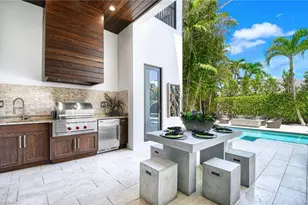 565 Fairway Terrace, Naples, FL 34103 - Photo 12