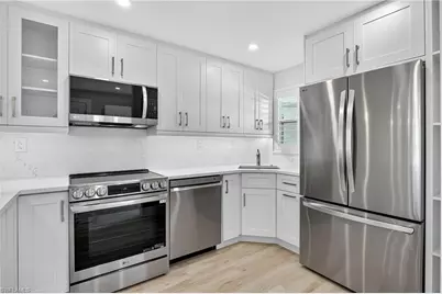 29 High Point Cir E #204, Naples, FL 34103 - Photo 4