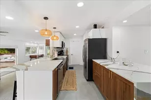 2123 Holiday Ln, Naples, FL 34104 - Photo 10