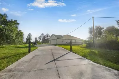 533 Willowbrook Dr, Lehigh Acres, FL 33972 - Photo 10