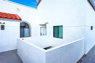586 Beachwalk Cir, Naples, FL 34108 - Photo 4