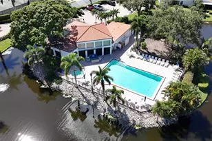 586 Beachwalk Cir, Naples, FL 34108 - Photo 22