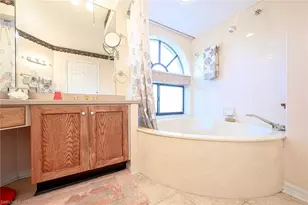 586 Beachwalk Cir, Naples, FL 34108 - Photo 8