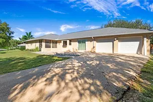 410 11th St NW, Naples, FL 34120 - Photo 4