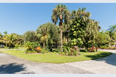 740 31st St SW, Naples, FL 34117 - Photo 4