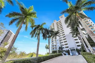 425 Cove Tower Dr, Naples, FL 34110 - Photo 2
