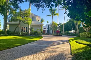 883 Galleon Dr, Naples, FL 34102 - Photo 2