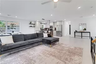 272 Yorkshire Ct, Naples, FL 34112 - Photo 10