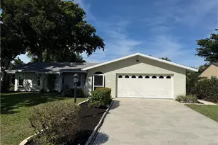 537 Landmark Dr, Naples, FL 34112 - Photo 2