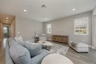 2560 Seychelles Dr, Naples, FL 34112 - Photo 4