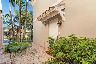 5733 Cove Cir, Naples, FL 34119 - Photo 4