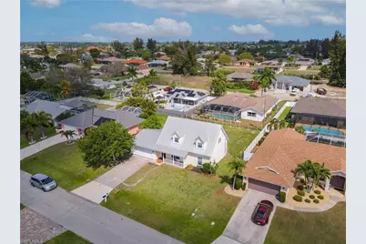 207 SE 22nd St, Cape Coral, FL 33990 - Photo 2