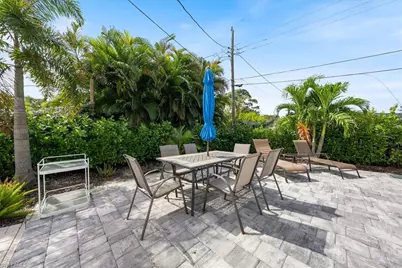 1280 Embassy Ln, Naples, FL 34104 - Photo 16