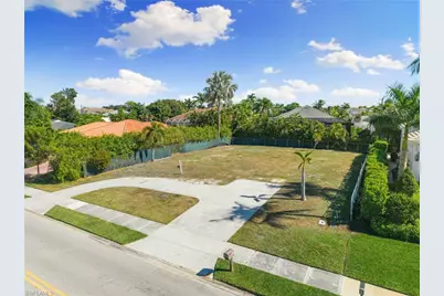 3670 Crayton Rd, Naples, FL 34103 - Photo 4