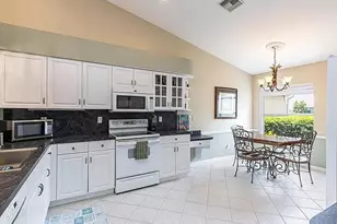 5595 Greenwood Cir, Naples, FL 34112 - Photo 20