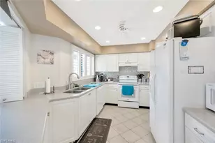 551 Beachwalk Cir, Naples, FL 34108 - Photo 14