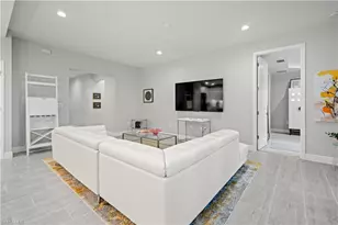 2560 Seychelles Dr, Naples, FL 34112 - Photo 4