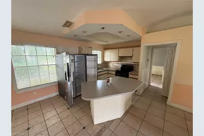 633 SW 10th Pl, Cape Coral, FL 33991 - Photo 2