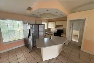 633 SW 10th Pl, Cape Coral, FL 33991 - Photo 2