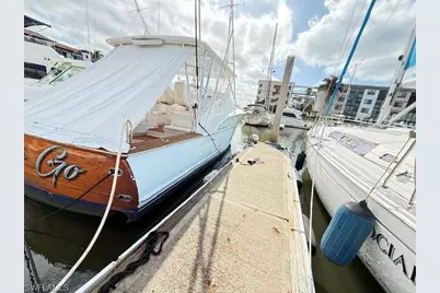 801 River Point Dr, Naples, FL 34102 - Photo 4